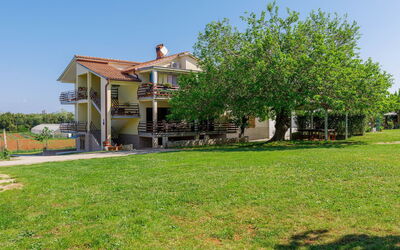 Umag Volparija 580: Cielo, Pianta, Costruzione, Giorno, Proprietà, Finestra, Albero, Architettura, Urban Design, Tempo Libero