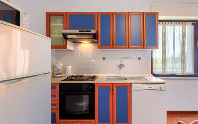 Ana 600.1: Cabinetry, Rubinetto, Controsoffitto, Lavandino Della Cucina, Lavello, Proprietà, Finestra, Costruzione, Cucina Stufa, Cucina