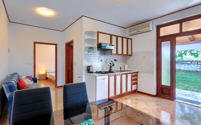 Ana 600.3: Proprietà, Mobilia, Cabinetry, Pianta Della Casa, Azzurro, Interior Design, Legna, Tavolo, Soggiorno, Divano