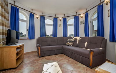 Hilde Blue 100.3: Soggiorno, Mobilia, Camera, Blu, Proprietà, Interior Design, Divano, Costruzione, Tenda, Immobiliare
