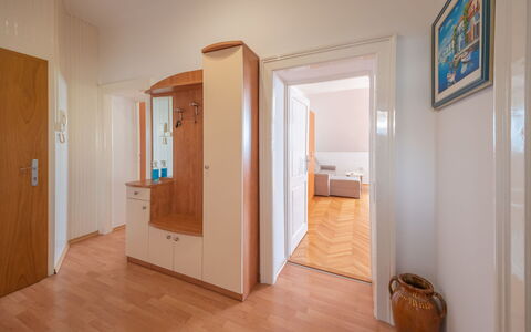 Lovran 111: Porta, Cornice, Costruzione, Finestra, Legna, Sala, Pavimentazione, Pavimento, Porta A Casa