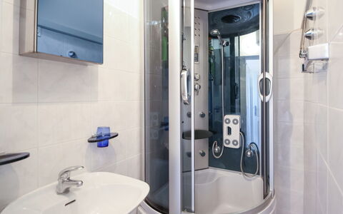 Lovran 111: Specchio, Rubinetto, Idraulico Fixture, Lavello, Lavandino Del Bagno, Bagno, Doccia Porta, Interior Design, Viola