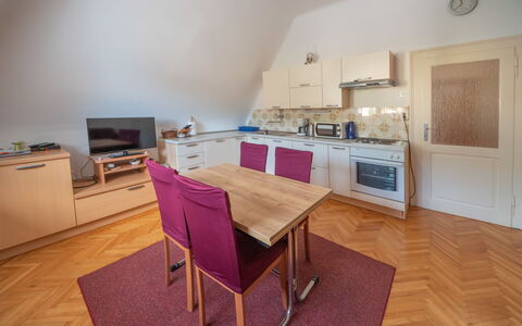 Lovran 111: Mobilia, Proprietà, Cabinetry, Tavolo, Sedia, Legna, Controsoffitto, Interior Design, Illuminazione, Sala