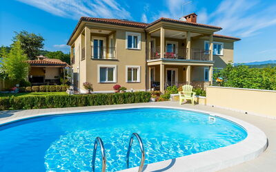 Opatija Mihelići 405: Nube, Acqua, Cielo, Pianta, Costruzione, Proprietà, Finestra, Piscina, Blu, Azzurro