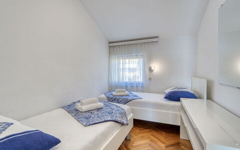 Crikvenica 135: Camera Da Letto, Pavimento, Interior Design, Letto, Pavimentazione, Casa, Appartamento, Camera, Lancia Cuscino, Bedding