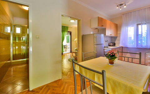Rab Rab 205: Camera, Proprietà, Interior Design, Costruzione, Mobilia, Pavimento, Giallo, Soffitto, Immobiliare, Casa
