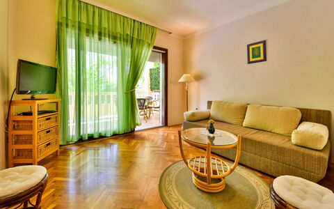 Rab Rab 205: Camera, Interior Design, Mobilia, Proprietà, Soggiorno, Costruzione, Immobiliare, Giallo, Pavimento, Tavolo