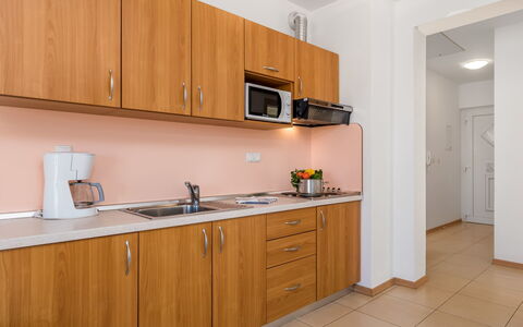 Rab Rab 301: Camera, Proprietà, Cabinetry, Mobilia, Cucina, Interior Design, Costruzione, Casa, Giallo, Controsoffitto