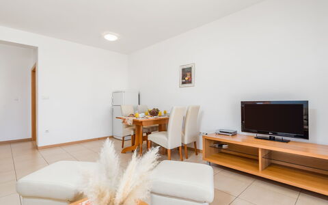 Rab Rab 301: Camera, Proprietà, Mobilia, Interior Design, Soggiorno, Immobiliare, Soffitto, Casa, Costruzione, Pavimento