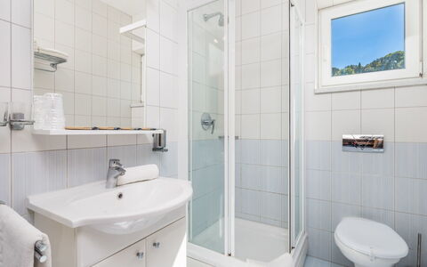 Rab Rab 301: Bagno, Proprietà, Camera, Idraulico Fixture, Rubinetto, Interior Design, Architettura, Immobiliare, Piastrella, Bagno Accessorio