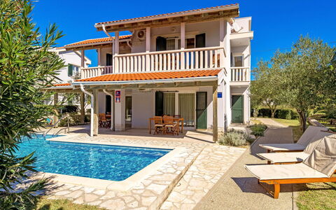 Rab Rab 310: Cielo, Proprietà, Costruzione, Pianta, Finestra, Azzurro, Porta, Albero, Zona Residenziale, Shade