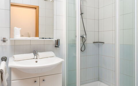 Rab Rab 310: Bagno, Proprietà, Camera, Rubinetto, Piastrella, Idraulico Fixture, Bagno Accessorio, Parete, Interior Design, Architettura