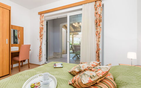 Ivana 2: Camera, Mobilia, Camera Da Letto, Proprietà, Interior Design, Letto, Arancia, Parete, Casa, Tavolo