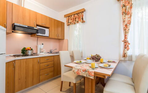 Ivana 2: Camera, Mobilia, Proprietà, Interior Design, Costruzione, Giallo, Cucina, Casa, Pavimento, Tavolo