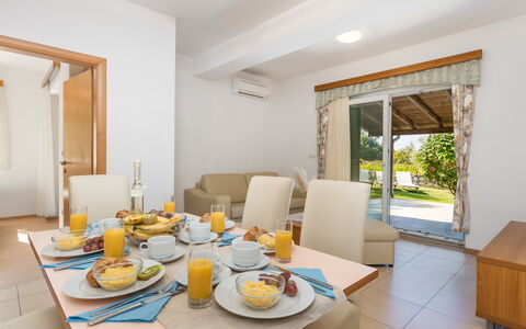 Rab Kampor 620: Camera, Proprietà, Mobilia, Interior Design, Tavolo, Costruzione, Immobiliare, Giallo, Casa, Sala Da Pranzo