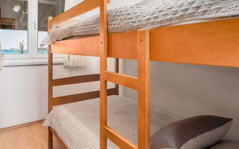 Rab Kampor 620: Letto, Mobilia, Letto A Castello, Camera, Arancia, Prodotto, Ostello, Architettura, Dormitorio, Telaio Del Letto