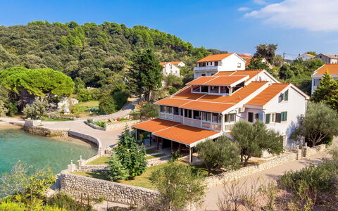 Rab Kampor 620: Cielo, Acqua, Pianta, Costruzione, Nube, Finestra, Albero, Azzurro, Paesaggio Naturale, Casa