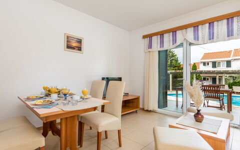 Rab Kampor 631: Camera, Proprietà, Mobilia, Costruzione, Interior Design, Immobiliare, Casa, Tavolo, Sala Da Pranzo, Pavimento