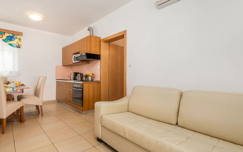 Lucija: Camera, Proprietà, Mobilia, Immobiliare, Interior Design, Costruzione, Pavimento, Soggiorno, Casa, Suite