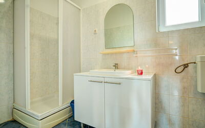 Melandura 110.1: Bagno, Camera, Proprietà, Piastrella, Pavimento, Rubinetto, Interior Design, Parete, Idraulico Fixture, Architettura