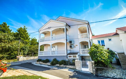 Starigrad-Paklenica 120: Cielo, Nube, Pianta, Costruzione, Finestra, Blu, Casa, Albero, Villetta, Urban Design