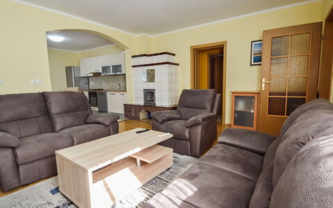 Starigrad-Paklenica 120: Divano, Proprietà, Mobilia, Cornice, Tavolo, Comfort, Lampada, Soggiorno, Legna, Interior Design