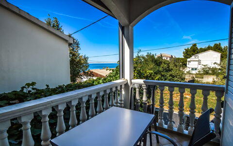 Starigrad-Paklenica 120: Cielo, Proprietà, Mobilia, Tavolo, Blu, Pianta, Azzurro, Sedia, Portico, Costruzione