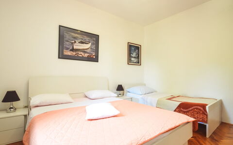 Marija: Proprietà, Mobilia, Comfort, Cornice, Legna, Arancia, Costruzione, Interior Design, Letto