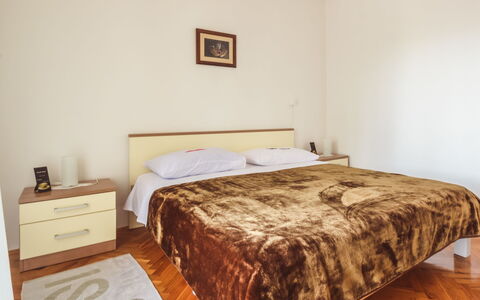 Marija: Mobilia, Proprietà, Costruzione, Comfort, Legna, Cabinetry, Tessile, Telaio Del Letto, Pavimentazione