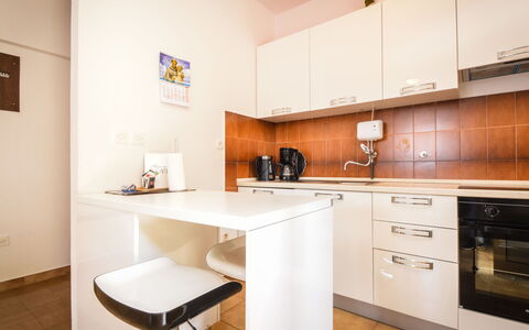 Marija: Cabinetry, Mobilia, Controsoffitto, Proprietà, Lavello, Rubinetto, Costruzione, Elettrodomestico Da Cucina, Cucina Stufa, Legna
