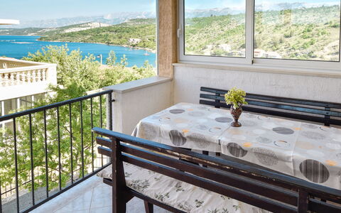 Mia: Cielo, Pianta, Costruzione, Acqua, Proprietà, Giorno, Finestra, Blu, Legna, Interior Design
