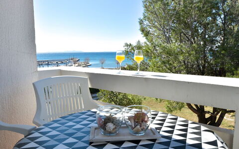 Vir 155: Proprietà, Blu, Vacanza, Camera, Tavolo, Azzurro, Mobilia, Casa, Balcone, Immobiliare