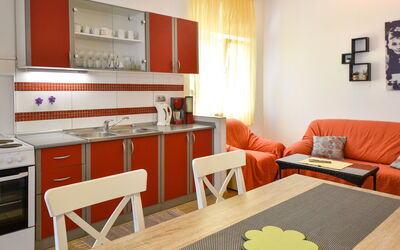 Ančić 125.5: Mobilia, Camera, Arancia, Interior Design, Proprietà, Rosso, Soggiorno, Giallo, Tavolo, Pavimento