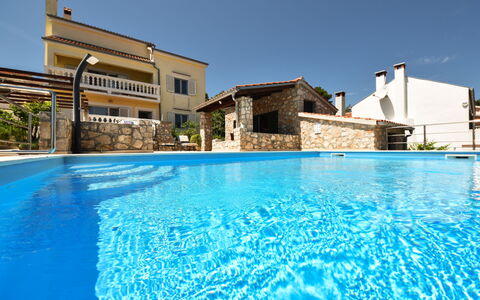 Cici: Acqua, Cielo, Costruzione, Pianta, Piscina, Blu, Azzurro, Casa, Albero, Aqua