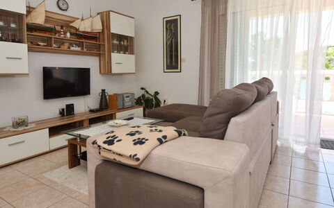 Cici: Mobilia, Cornice, Proprietà, Divano, Comfort, Tavolo, Legna, Pianta, Costruzione, Interior Design