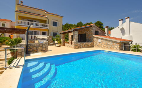 Cici: Cielo, Acqua, Pianta, Proprietà, Piscina, Costruzione, Azzurro, Shade, Tempo Libero, Zona Residenziale
