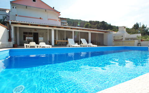 Ugljan Kali 130: Acqua, Cielo, Piscina, Costruzione, Pianta, Blu, Shade, Mobili Da Esterno, Sedia, Nube