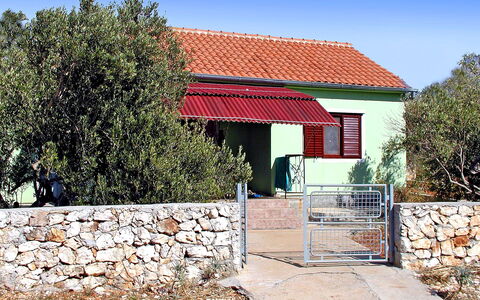 Rudi: Proprietà, Casa, Costruzione, Parete, Villetta, Area Rurale, Immobiliare, Casa, Albero, Architettura