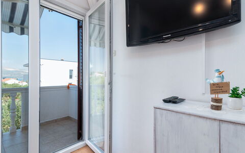 Miljus: Proprietà, Finestra, Televisione, Interior Design, Legna, Costruzione, Parete, Pianta, Set Televisivo, Elettrodomestico