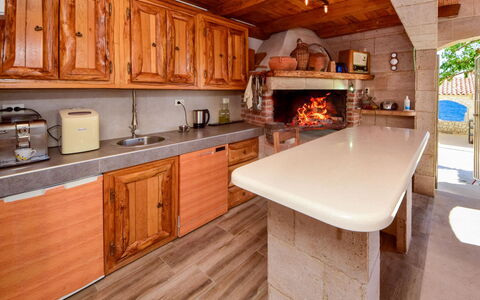 Trogir Okrug Gornji 330: Controsoffitto, Cabinetry, Proprietà, Mobilia, Costruzione, Cucina, Elettrodomestico Da Cucina, Legna, Cucina Stufa, Interior Design
