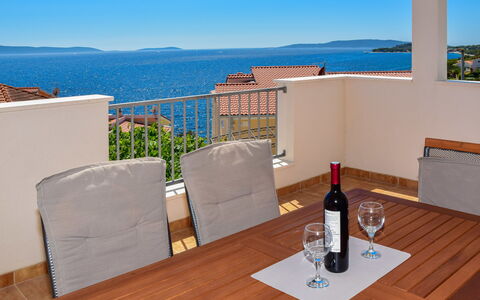 Trogir Okrug Gornji 340: Cielo, Acqua, Tavolo, Costruzione, Mobilia, Proprietà, Bottiglia, Luce, Finestra, Azzurro