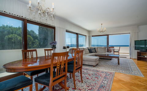 Bila Kuća: Camera, Mobilia, Proprietà, Immobiliare, Interior Design, Costruzione, Tavolo, Pavimento, Sala Da Pranzo, Casa