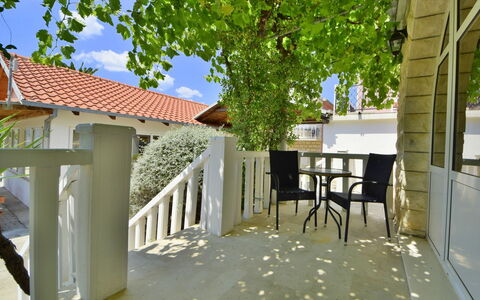 Orebić Viganj 100: Giorno, Proprietà, Cielo, Albero, Legna, Costruzione, Tavolo, Architettura, Sedia, Shade