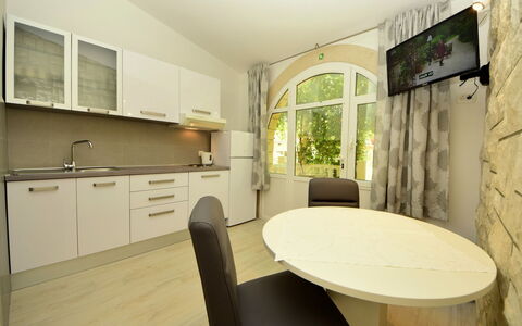 Orebić Viganj 100: Mobilia, Cabinetry, Proprietà, Tavolo, Controsoffitto, Sedia, Costruzione, Legna, Cassetto