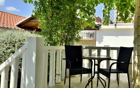 Orebić Viganj 100: Tavolo, Proprietà, Costruzione, Mobilia, Pianta, Legna, Finestra, Shade, Mobili Da Esterno, Sedia
