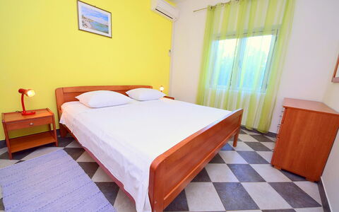 Katica: Camera Da Letto, Letto, Camera, Mobilia, Lenzuolo, Proprietà, Telaio Del Letto, Pavimento, Interior Design, Parete