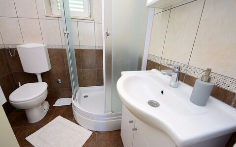Katica: Bagno, Proprietà, Gabinetto, Camera, Idraulico Fixture, Parete, Toilet Seat, Pavimento, Piastrella, Interior Design
