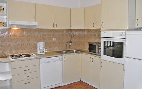Katica: Camera, Proprietà, Cucina, Cabinetry, Mobilia, Controsoffitto, Costruzione, Casa, Apparecchio Major, Immobiliare