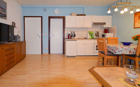 Windrose: Cabinetry, Tavolo, Proprietà, Mobilia, Costruzione, Sedia, Legna, Controsoffitto, Cucina, Casa