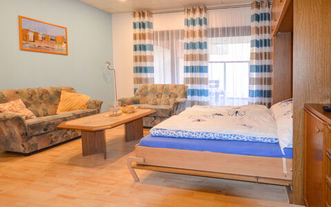 Windrose: Mobilia, Proprietà, Comfort, Azzurro, Legna, Divano, Cabinetry, Interior Design, Divano Letto, Pavimento